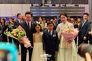 이재명 대통령과 김혜경 여사가 22일(현지시간) 미국 뉴욕의 한 호텔에서 열린 동포 간담회에서 화동들의 꽃다발을 받고 기념촬영을 하고 있다.