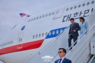 이재명 대통령이 22일(현지시간) 미국 뉴욕 JFK 국제공항에 도착해 김혜경 여사와 공군 1호기에서 내리고 있다.