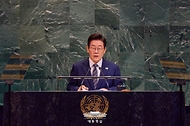 이재명 대통령이 23일(현지시간) 미국 뉴욕 유엔 본부에서 열린 제80차 유엔 총회에서 기조연설을 하고 있다.