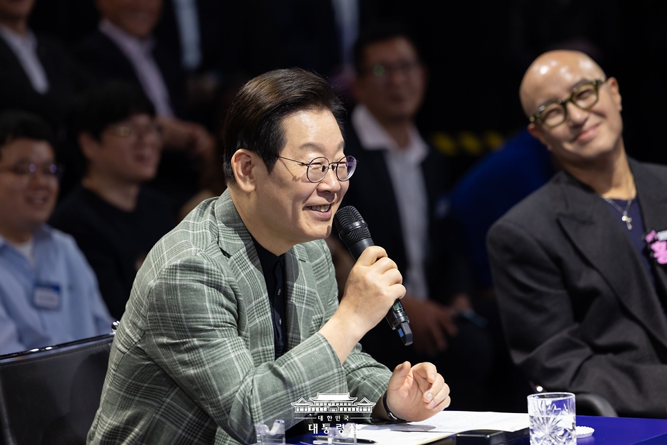 이재명 대통령이 14일 서울 동대문구 콘텐츠문화광장에서 열린 디지털토크라이브 '국민의 목소리, 정책이 되다'에서 발언하고 있다.
