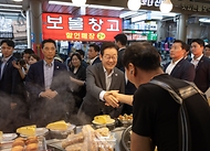 이재명 대통령이 17일 성남시 현대시장을 방문해 상인들과 인사하고 있다.
