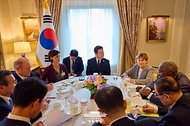 이재명 대통령이 22일(현지시간) 미국 뉴욕의 한 호텔에서 미국 상하원 의원들을 접견하고 있다.