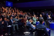 이재명 대통령이 14일 서울 동대문구 콘텐츠문화광장에서 열린 디지털토크라이브 '국민의 목소리, 정책이 되다'에서 박수를 치고 있다.