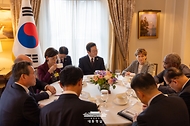 이재명 대통령이 22일(현지시간) 미국 뉴욕의 한 호텔에서 미국 상하원 의원들을 접견하고 있다.