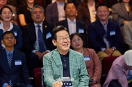 이재명 대통령이 14일 서울 동대문구 콘텐츠문화광장에서 열린 디지털토크라이브 '국민의 목소리, 정책이 되다'에서 미소를 짓고 있다.