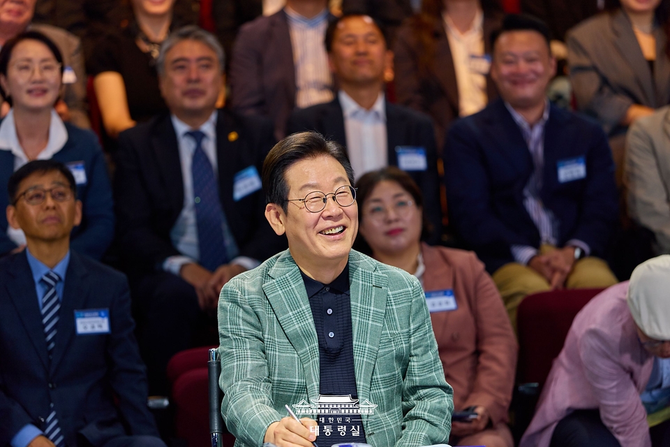 이재명 대통령이 14일 서울 동대문구 콘텐츠문화광장에서 열린 디지털토크라이브 '국민의 목소리, 정책이 되다'에서 미소를 짓고 있다.