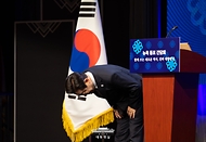 이재명 대통령이 22일(현지시간) 미국 뉴욕의 한 호텔에서 열린 동포 간담회에서 인사를 하고 있다.