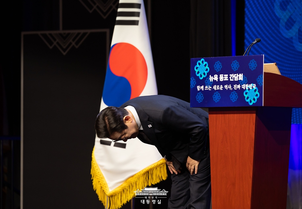 이재명 대통령이 22일(현지시간) 미국 뉴욕의 한 호텔에서 열린 동포 간담회에서 인사를 하고 있다.