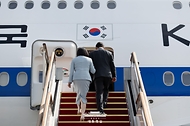 이재명 대통령과 김혜경 여사가 미국 뉴욕에서 열리는 제80차 유엔총회 참석을 위해 22일 경기도 성남 서울공항에 도착해 공군 1호기에 탑승하고 있다.