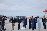 이재명 대통령이 22일(현지시간) 미국 뉴욕 JFK 국제공항에 도착해 영접 인사들과 인사하고 있다.