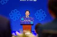 이재명 대통령이 22일(현지시간) 미국 뉴욕의 한 호텔에서 열린 동포 간담회에서 인사말을 하고 있다.