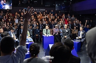 이재명 대통령이 14일 서울 동대문구 콘텐츠문화광장에서 열린 디지털토크라이브 '국민의 목소리, 정책이 되다'에서 참석자들의 질문을 받고 있다.