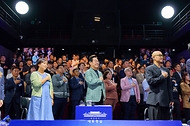 이재명 대통령이 14일 서울 동대문구 콘텐츠문화광장에서 열린 디지털토크라이브 '국민의 목소리, 정책이 되다'에서 국민의례를 하고 있다.