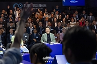 이재명 대통령이 14일 서울 동대문구 콘텐츠문화광장에서 열린 디지털토크라이브 '국민의 목소리, 정책이 되다'에서 참석자들의 질문을 받고 있다.