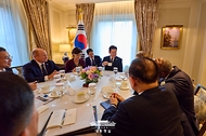 이재명 대통령이 22일(현지시간) 미국 뉴욕의 한 호텔에서 미국 상하원 의원들을 접견하고 있다.