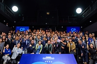 이재명 대통령이 14일 서울 동대문구 콘텐츠문화광장에서 열린 디지털토크라이브 '국민의 목소리, 정책이 되다'에서 참석자들과 함께 기념촬영을 하고 있다.