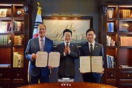 이재명 대통령이 22일(현지시간) 미국 뉴욕의 한 호텔에서 배경훈 과학기술정보통신부 장관과 세계경제포럼 의장인 래리 핑크 블랙록 회장의 AI 산업 글로벌 협력을 위한 MOU 체결 때 박수를 치고 있다.