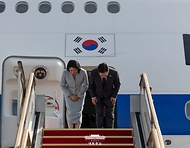 이재명 대통령과 김혜경 여사가 미국 뉴욕에서 열리는 제80차 유엔총회 참석을 위해 22일 경기도 성남 서울공항을 통해 출국하며 인사하고 있다.