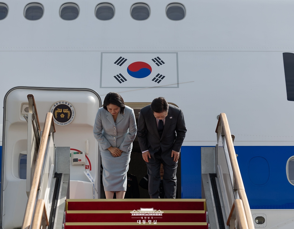 이재명 대통령과 김혜경 여사가 미국 뉴욕에서 열리는 제80차 유엔총회 참석을 위해 22일 경기도 성남 서울공항을 통해 출국하며 인사하고 있다.