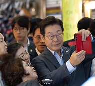 이재명 대통령이 17일 성남시 현대시장을 방문해 상인들과 기념촬영을 하고 있다.