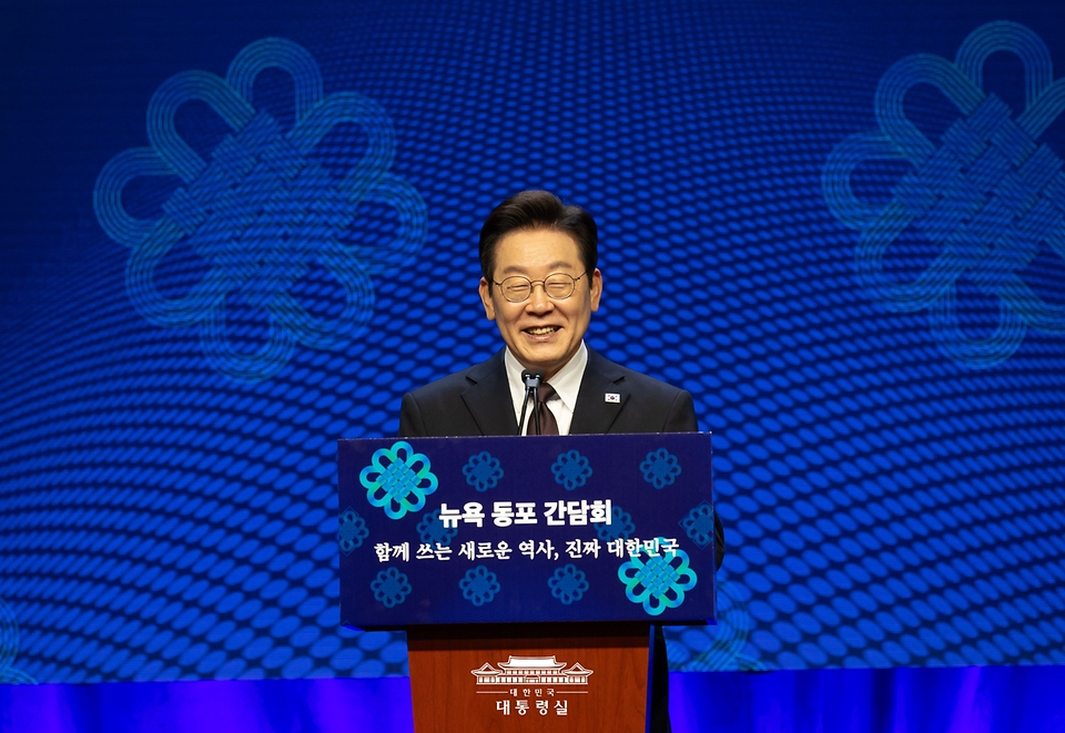 이재명 대통령이 22일(현지시간) 미국 뉴욕의 한 호텔에서 열린 동포 간담회에서 인사말을 하고 있다.