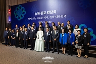 이재명 대통령과 김혜경 여사가 22일(현지시간) 미국 뉴욕의 한 호텔에서 열린 동포 간담회에서 참석자들과 기념촬영을 하고 있다.
