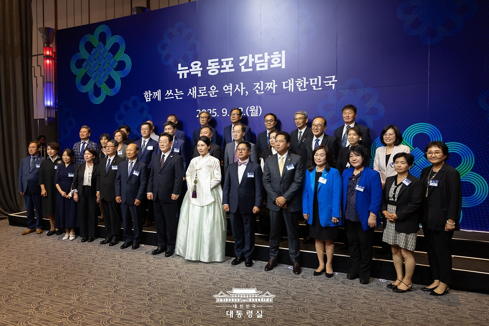 이재명 대통령과 김혜경 여사가 22일(현지시간) 미국 뉴욕의 한 호텔에서 열린 동포 간담회에서 참석자들과 기념촬영을 하고 있다.