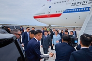 이재명 대통령이 22일(현지시간) 미국 뉴욕 JFK 국제공항에 도착해 영접 인사들과 인사하고 있다.