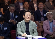 이재명 대통령이 14일 서울 동대문구 콘텐츠문화광장에서 열린 디지털토크라이브 '국민의 목소리, 정책이 되다'에서 참석자들의 질문을 듣고 있다.