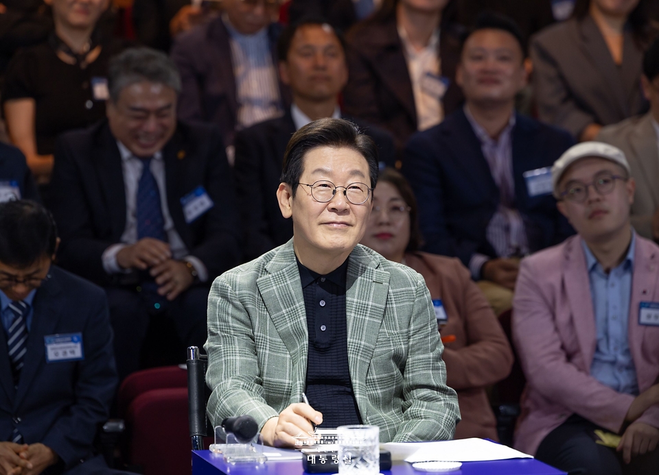 이재명 대통령이 14일 서울 동대문구 콘텐츠문화광장에서 열린 디지털토크라이브 '국민의 목소리, 정책이 되다'에서 참석자들의 질문을 듣고 있다.