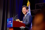 이재명 대통령이 22일(현지시간) 미국 뉴욕의 한 호텔에서 열린 동포 간담회에서 인사말을 하고 있다.