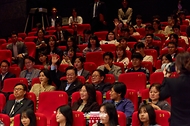 이재명 대통령이 20일 부산 해운대구 영화의전당에서 부산국제영화제 공식상영작 '극장의 시간들' 관람에서 관객들에게 인사하고 있다.