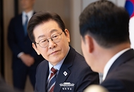이재명 대통령이 8일 서울 용산 대통령실 청사에서 열린 여야 지도부 오찬 회동에서 장동혁 국민의힘 대표의 발언을 듣고 있다.