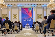 이재명 대통령이 11일 청와대 영빈관에서 '회복을 위한 100일, 미래를 위한 성장'을 주제로 열린 취임 100일 기자회견에서 발언하고 있다.