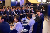이재명 대통령이 10일 서울 마포구 프론트원에서 열린 국민성장펀드 보고대회에서 참석자들의 발언을 듣고 있다.