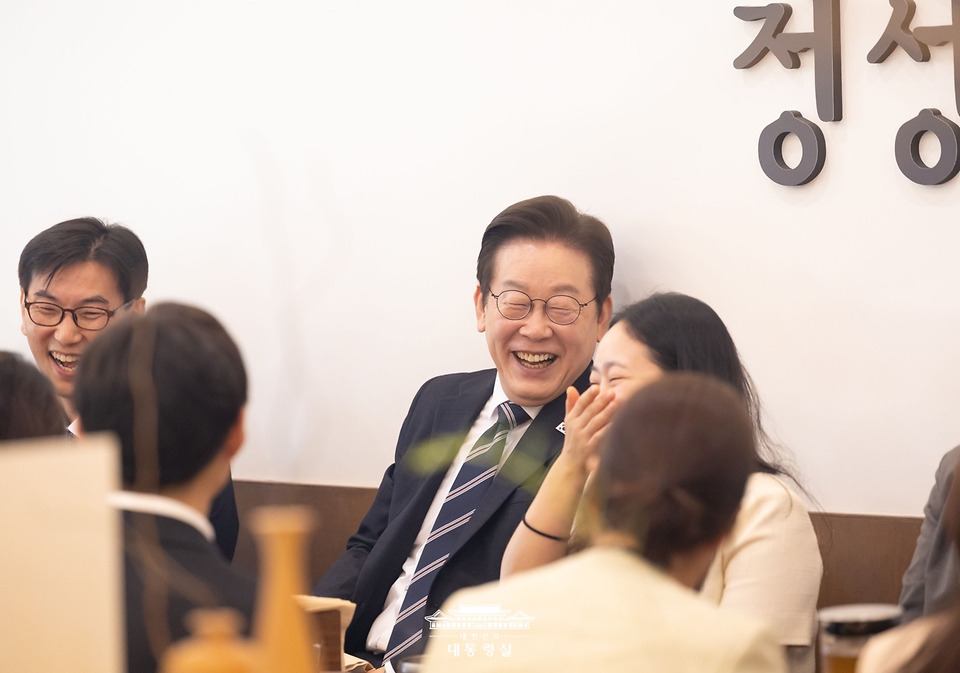 이재명 대통령이 16일 세종시의 한 식당에서 정부세종청사 각 부처 실무 공무원들과 점심식사를 하며 대화하고 있다.