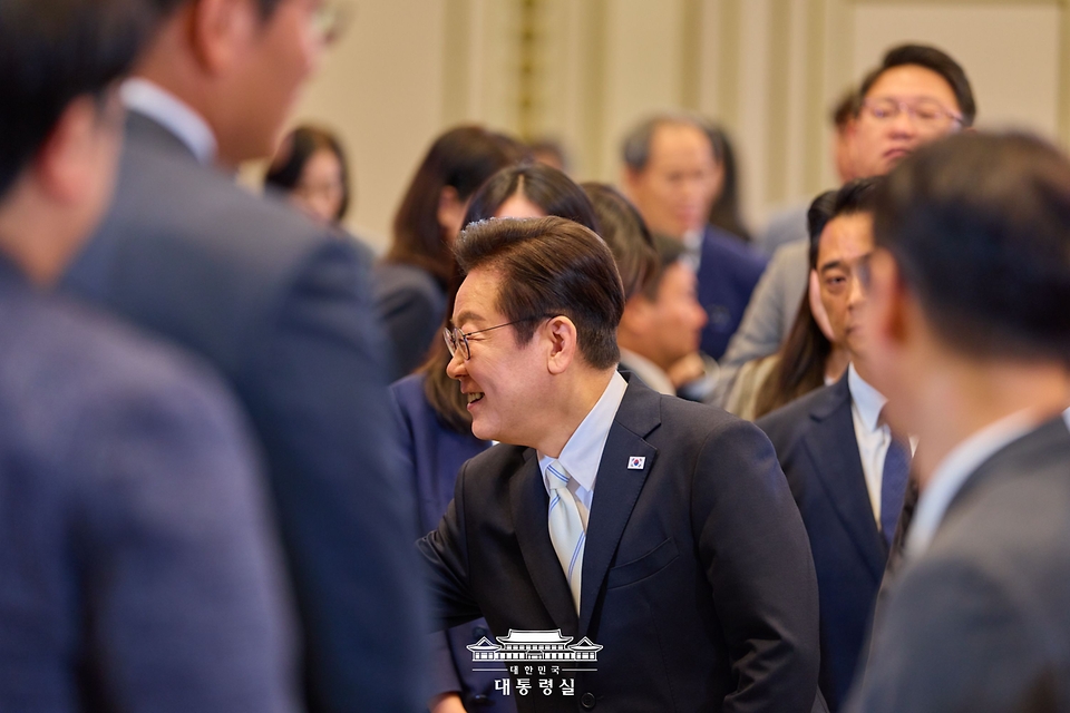 이재명 대통령이 11일 청와대 영빈관에서 '회복을 위한 100일, 미래를 위한 성장'을 주제로 열린 취임 100일 기자회견에서 기자들과 인사하고 있다.