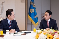 이재명 대통령이 8일 서울 용산 대통령실 청사에서 열린 여야 지도부 오찬 회동에서 장동혁 국민의힘 대표와 대화하고 있다.