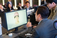 이재명 대통령이 15일 국내 게임사 크래프톤의 게임·문화 플랫폼 서울 성동구 펍지 성수에서 AI기반 인생 시뮬레이션 게임 '인조이'를 체험하고 있다.