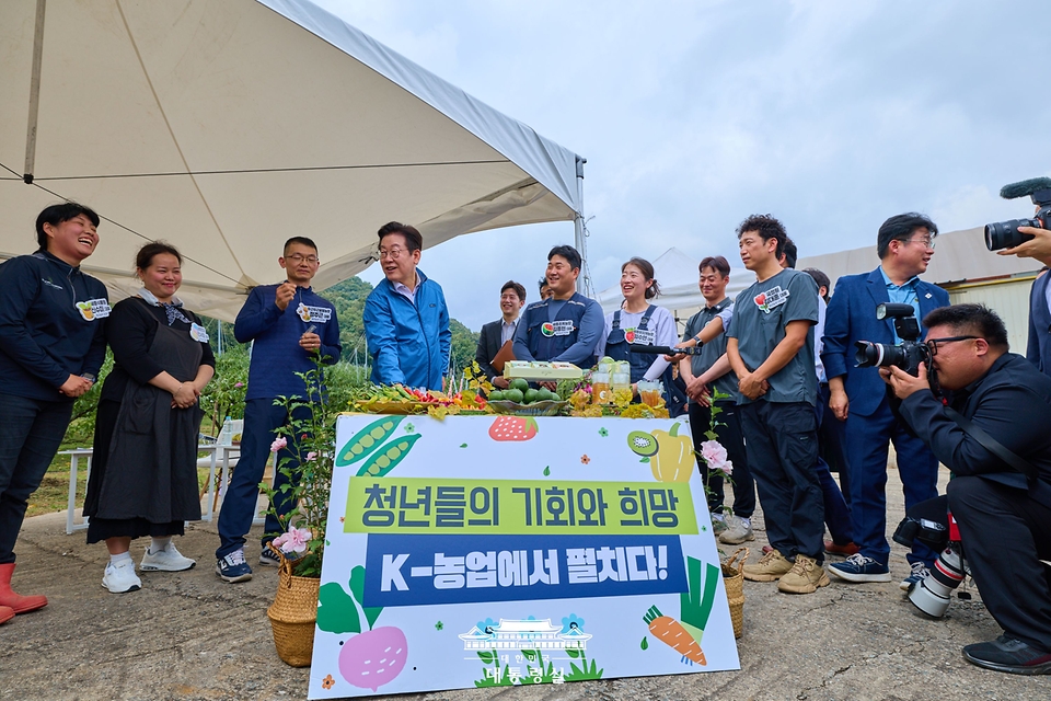 이재명 대통령이 16일 세종시 전동면 조일농원에서 열린 청년 농업인 간담회에서 참석자들과 대화를 하고 있다.