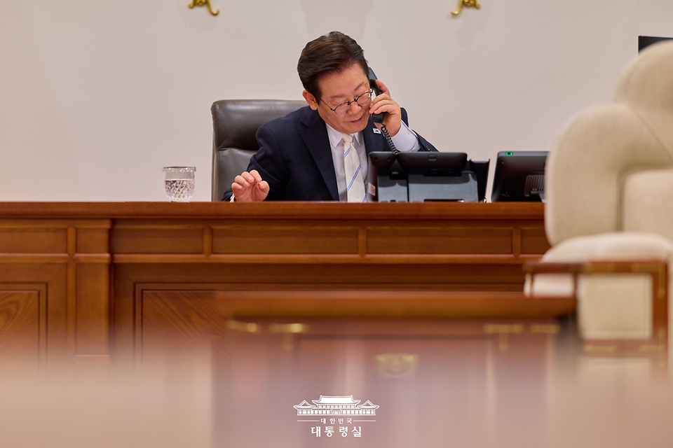 이재명 대통령이 11일 서울 용산 대통령실 청사에서 에마뉘엘 마크롱 프랑스 대통령과 통화하고 있다.