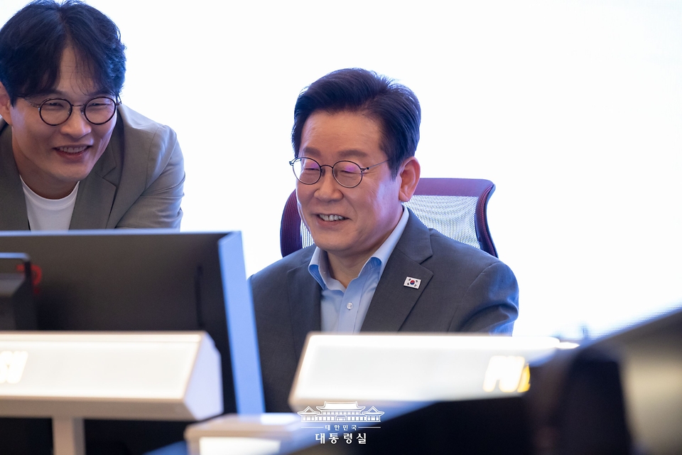 이재명 대통령이 15일 국내 게임사 크래프톤의 게임·문화 플랫폼 서울 성동구 펍지 성수에서 AI기반 인생 시뮬레이션 게임 '인조이'를 체험하고 있다.
