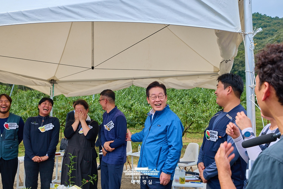 이재명 대통령이 16일 세종시 전동면 조일농원에서 열린 청년 농업인 간담회에서 참석자들과 대화를 하고 있다.