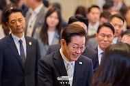 이재명 대통령이 11일 청와대 영빈관에서 '회복을 위한 100일, 미래를 위한 성장'을 주제로 열린 취임 100일 기자회견에서 기자들과 인사하고 있다.
