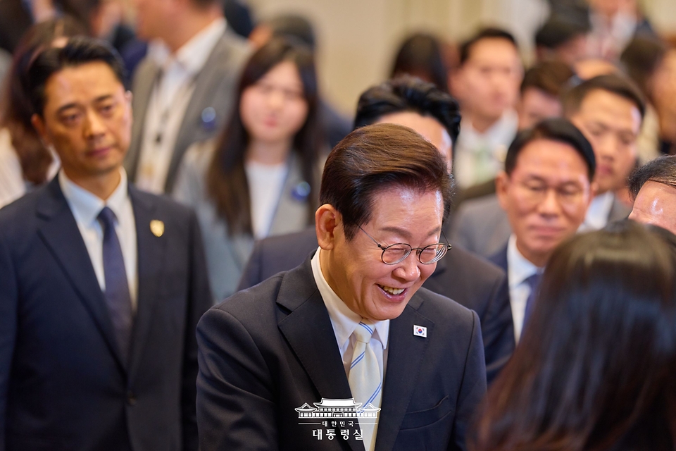 이재명 대통령이 11일 청와대 영빈관에서 '회복을 위한 100일, 미래를 위한 성장'을 주제로 열린 취임 100일 기자회견에서 기자들과 인사하고 있다.