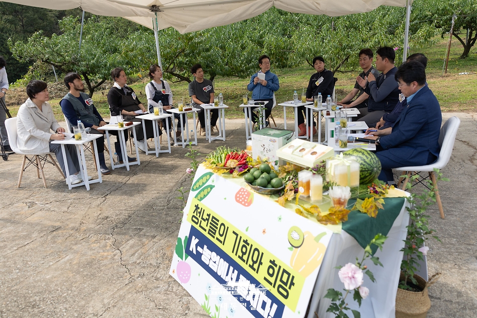 이재명 대통령이 16일 세종시 전동면 조일농원에서 열린 청년 농업인 간담회에서 참석자의 발언을 경청하고 있다.
