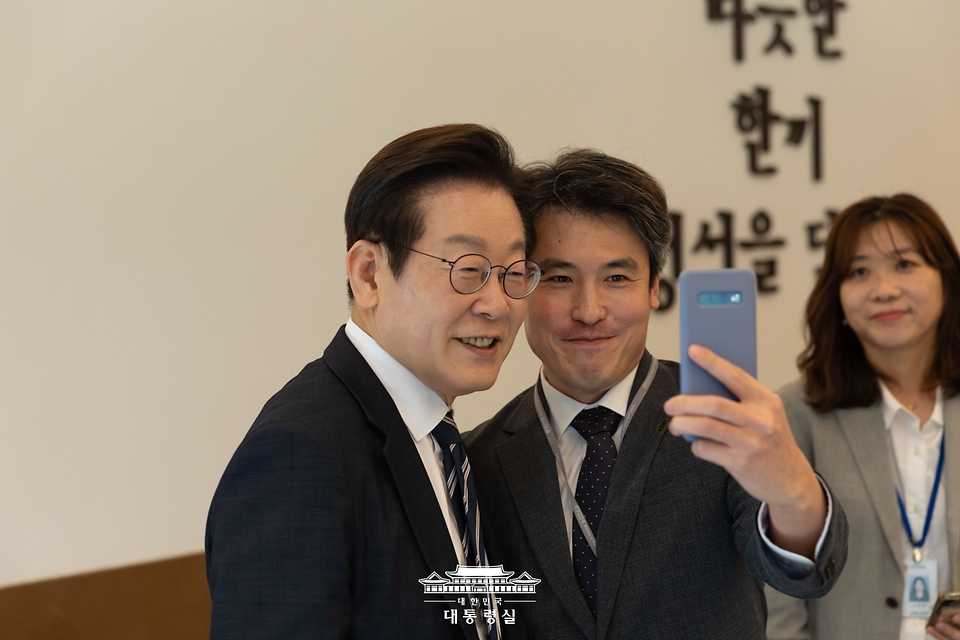 이재명 대통령이 16일 세종시의 한 식당에서 정부세종청사 각 부처 실무 공무원들과 점심식사를 하며 기념촬영을 하고 있다.