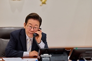 이재명 대통령이 11일 서울 용산 대통령실 청사에서 도날드 투스크 폴란드 총리와 통화하고 있다.