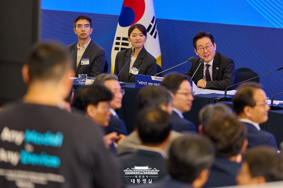 이재명 대통령이 10일 서울 마포구 프론트원에서 열린 국민성장펀드 보고대회에서 참석자들의 발언을 듣고 있다.
