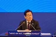 이재명 대통령이 10일 서울 마포구 프론트원에서 열린 국민성장펀드 보고대회에서 참석자들의 발언을 듣고 있다.